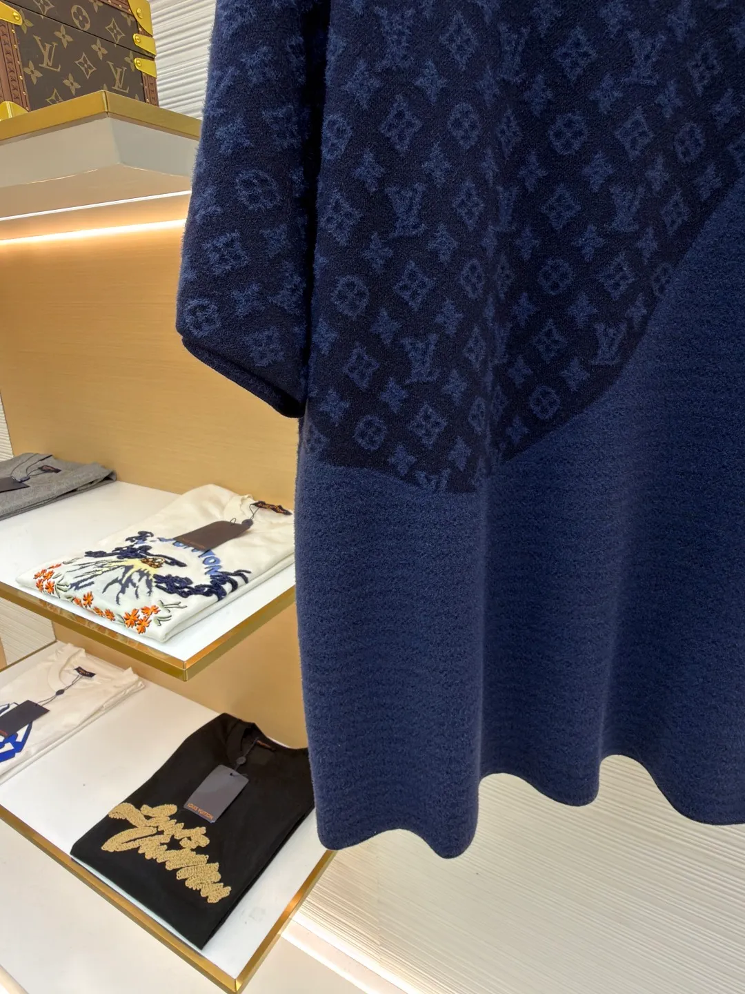 LOUIS VUITTON spliced jacquard knitted short-sleeve ●Original version: purchased and developed by 17276 ●Item number: 1681333-B10 ●Fabric: knitted fabric ●Technology: jacquard production ●Color: navy ●Version: fitted version ●Weight: about 470 grams ●Size: S-M-L-XL ●Description: This short-sleeved knitted crewneck combines Monogram Elements and velvety smooth horizontal stripes echo the flocked items from the 2025 spring and summer fashion show with their delicate texture. Pair it with matching shorts for a casual look, adding flexibility to brave adventurers this season. The overall wiring is straight and delicate, the fabric is comfortable and soft, and the color is consistent without color difference. It can be matched with the same style to create a fashionable look and control various occasions. Customized accessories, complete with three standards, same style for men and women!
